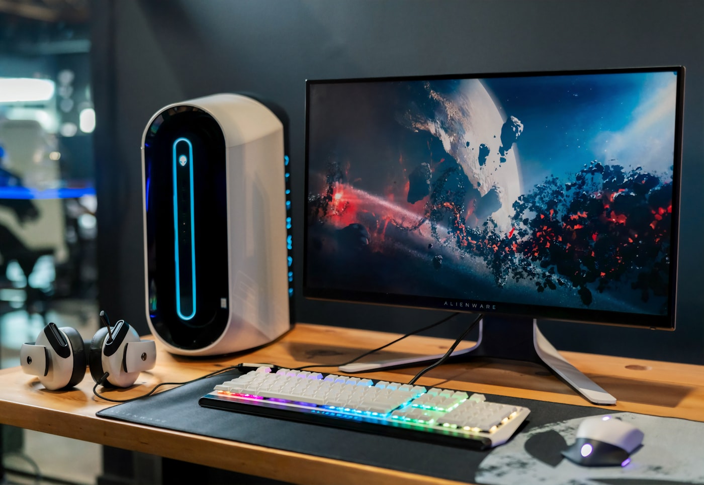 Strakke custom pc setup op bureau